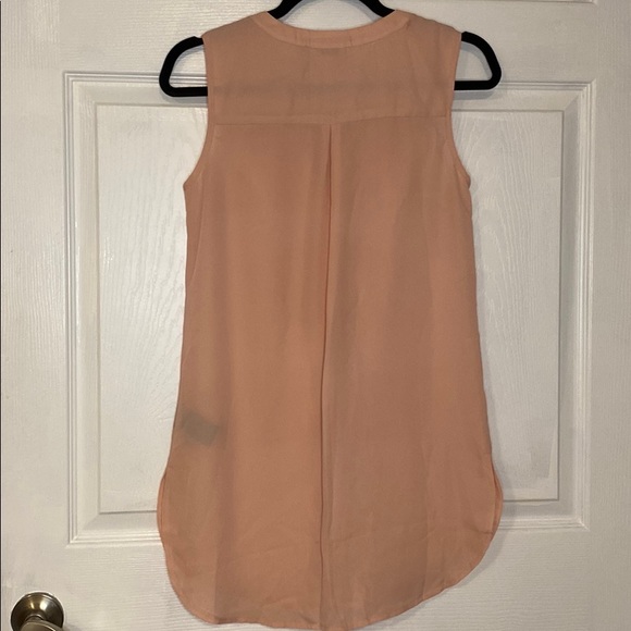 🌺 4 for $25 Pink Blouse with Clasp - Picture 4 of 4